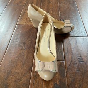 New 7.5 Jessica Simpson Taupe Wedge Pumps w/ Bow